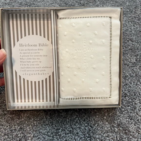 Elegant Baby Heirloom Bible in gift box - Picture 3 of 12